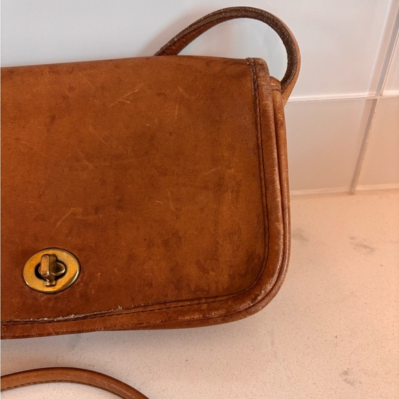 Vintage Coach Dinky Tan Leather Crossbody Bag - Picture 3 of 14